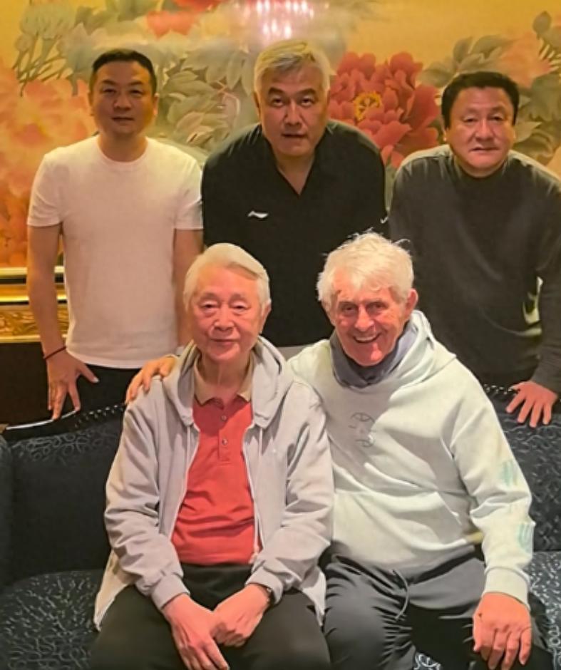 开云中国-世界杯一代北京相聚，米卢，金志扬满头白发，唯独他杨璞和不显老